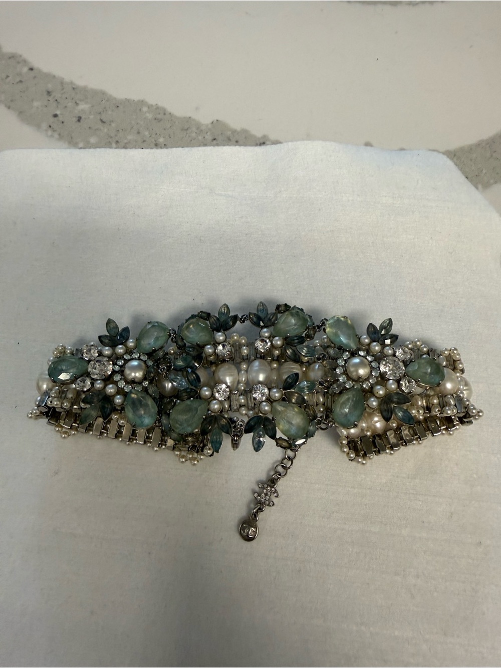 100% Authentic Chanel Vintage Pearl and Blue Crystal Floral Choker necklace - Picture 8 of 8